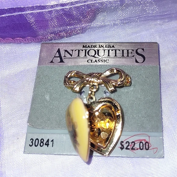 Classic Enamel Heart w/ Vintage Floral on Locket Dangling Gold Bow Brooch - Picture 10 of 11